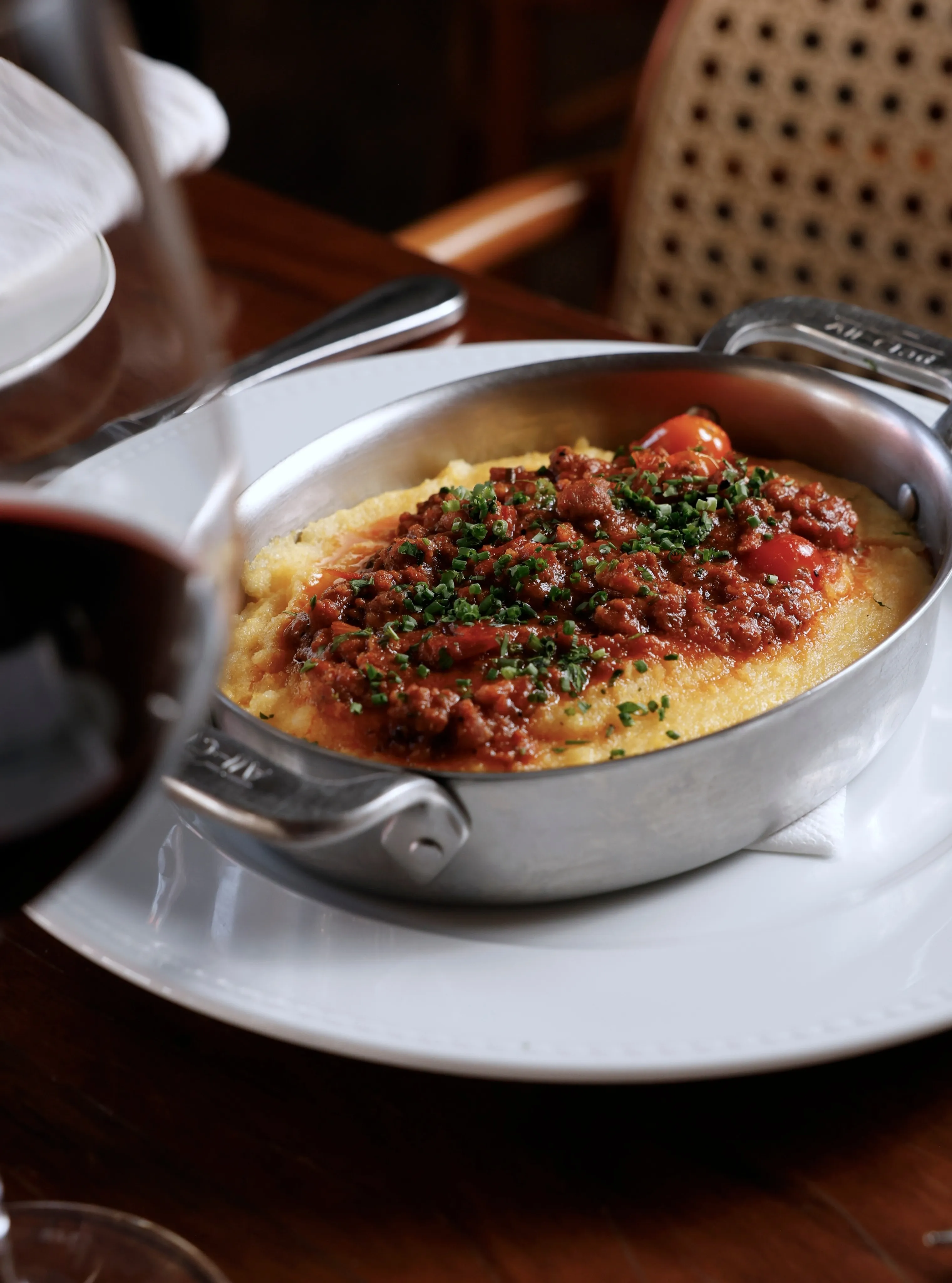 Un piatto di polenta con sugo servito in una padella su un tavolo da ristorante.